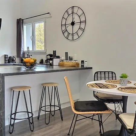 Black&white Home-by So'serenityhome-balcon-parking Cluses