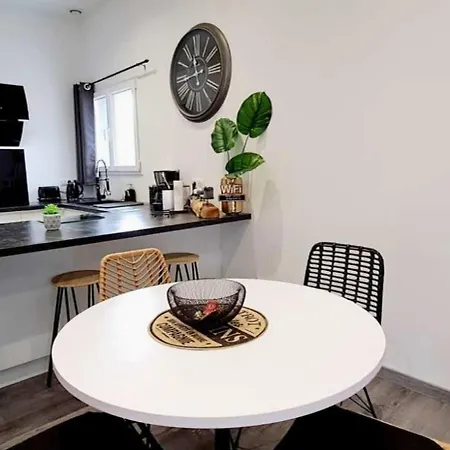 Black&white Home-by So'serenityhome-balcon-parking